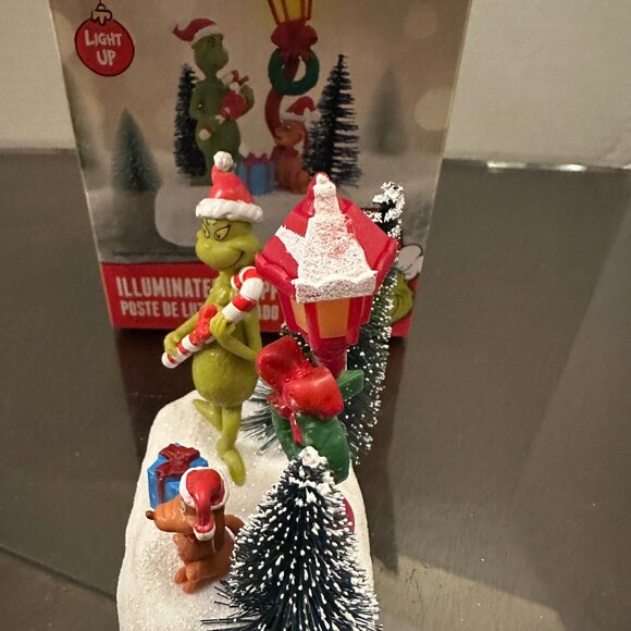 2025 The Grinch Dr. Seuss Illuminated Lamppost The Grinch & Max Village Pc. NIB - Picture 4 of 5